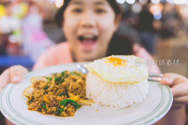 泰国街头小吃Pad Kaprow Moo Kai Dow美味可口的泰国可爱的女孩青少年礼物